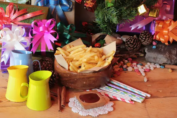 Scatole regalo e patatine fritte per festeggiare il Natale . — Foto Stock