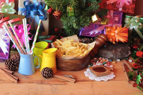 Presentförpackning och pommes frites att fira jul. — Stockfoto