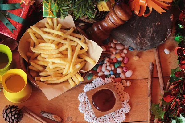 Scatole regalo e patatine fritte per festeggiare il Natale . — Foto Stock