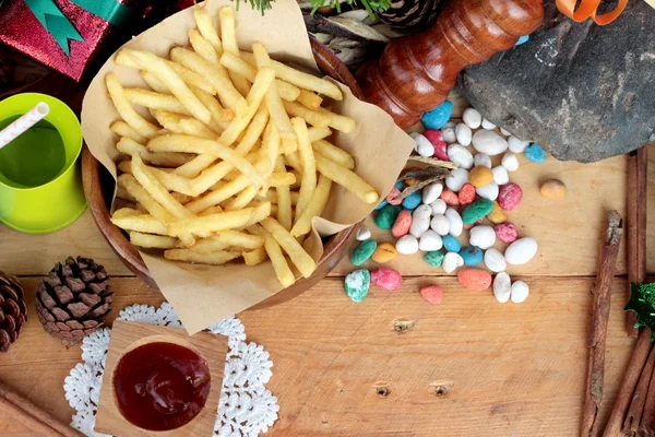 Cajas de regalo y papas fritas para celebrar la Navidad . — Foto de Stock