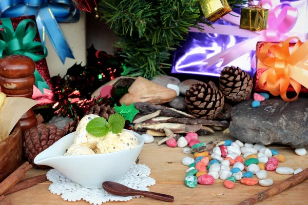 Confezioni regalo e gelati per festeggiare il Natale . — Foto Stock