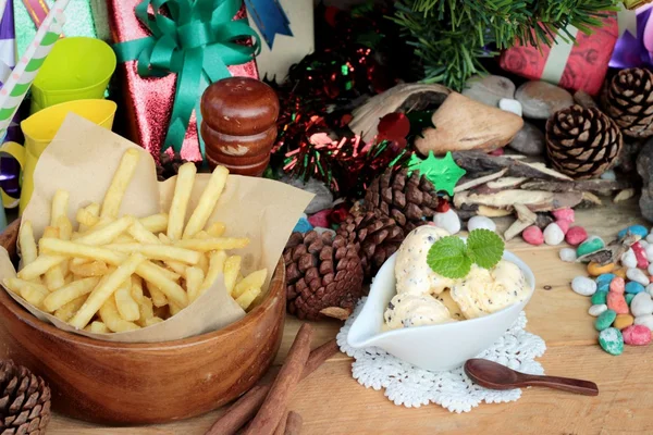Confezioni regalo e patatine fritte, gelato per festeggiare il Natale . — Foto Stock