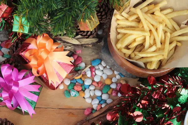 Cajas de regalo y papas fritas para celebrar la Navidad . — Foto de Stock