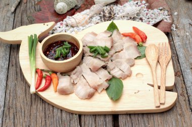 Domuz yağı baharatlı sos haşlanmış.