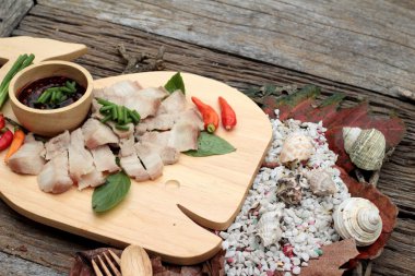 Domuz yağı baharatlı sos haşlanmış.