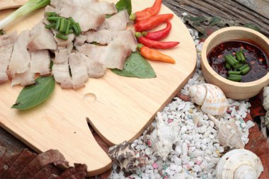 Domuz yağı baharatlı sos haşlanmış.