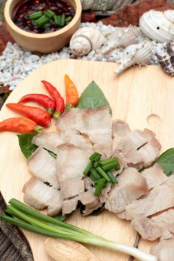 Domuz yağı baharatlı sos haşlanmış.