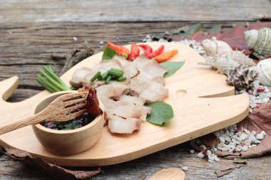 Domuz yağı baharatlı sos haşlanmış.