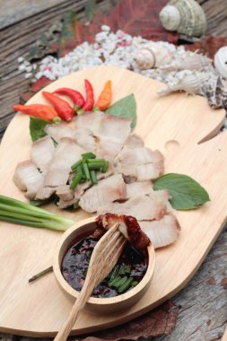 Domuz yağı baharatlı sos haşlanmış.