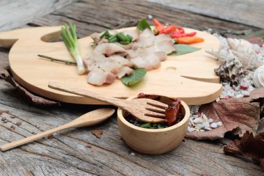 Domuz yağı baharatlı sos haşlanmış.