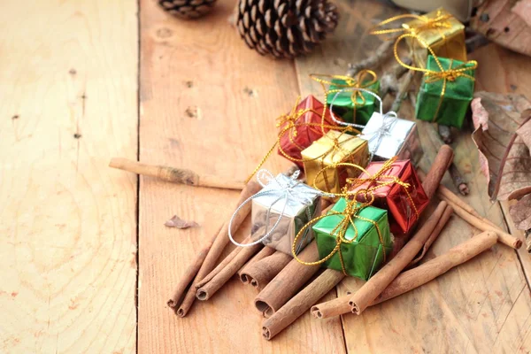 Cajas de regalo y decoradas para celebrar la Navidad . — Foto de Stock