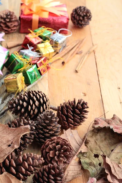 Scatole regalo e decorato per celebrare il Natale . — Foto Stock