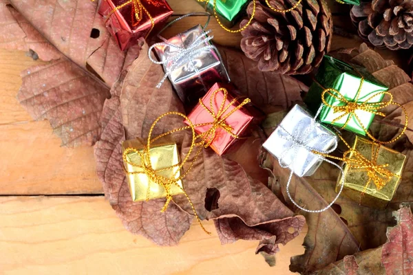 Scatole regalo e decorato per celebrare il Natale . — Foto Stock