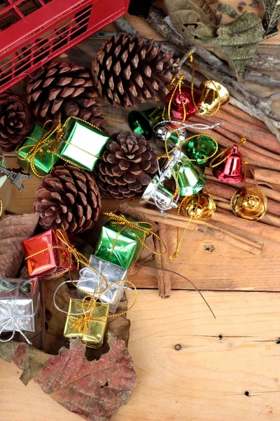 Cajas de regalo y decoradas para celebrar la Navidad . — Foto de Stock