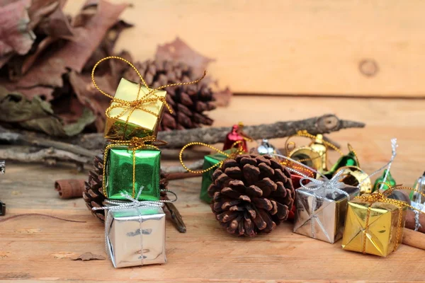 Scatole regalo e decorato per celebrare il Natale . — Foto Stock