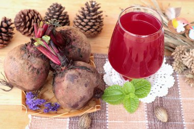 Taze sulu pancar ve suyu.