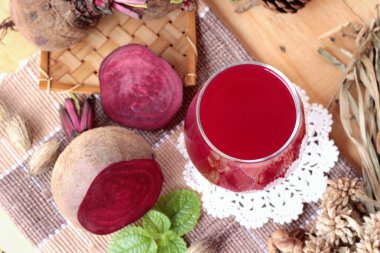 Taze sulu pancar ve suyu.