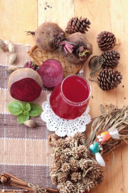 Taze sulu pancar ve suyu.