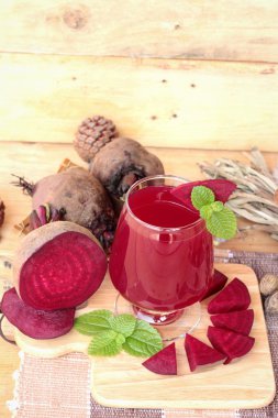 Taze sulu pancar ve suyu.