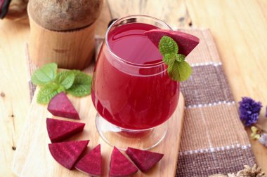 Taze sulu pancar ve suyu.