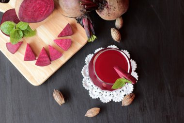 Taze sulu pancar ve suyu.