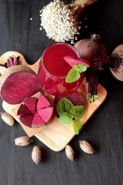 Taze sulu pancar ve suyu.