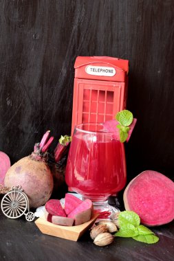 Taze sulu pancar ve suyu.