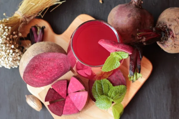 Fresh juicy beetroot and juice. — Stock Photo, Image