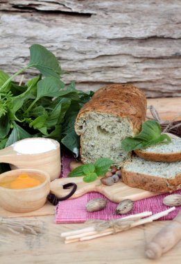 Ispanaklı ekmek ve baker yapım ile taze ıspanak.