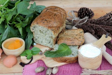 Ispanaklı ekmek ve baker yapım ile taze ıspanak.