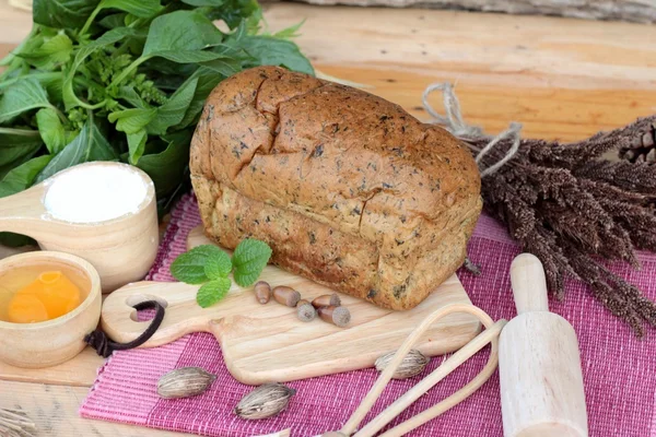 Pane di spinaci e spinaci freschi con fare panettiere . — Foto Stock