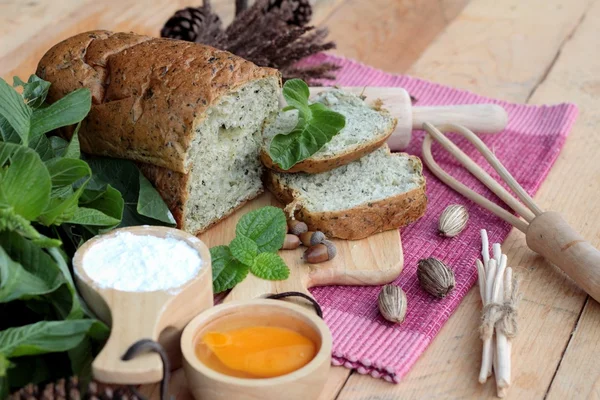 Spinatbrot und frischer Spinat beim Bäcker. — Stockfoto