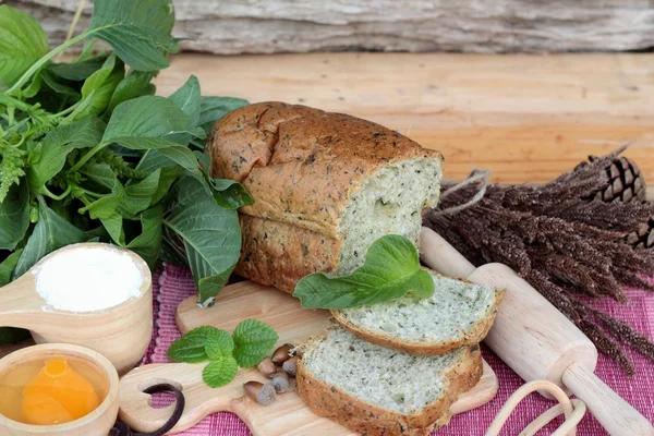 Pão de espinafre e espinafre fresco com fazer padeiro . — Fotografia de Stock