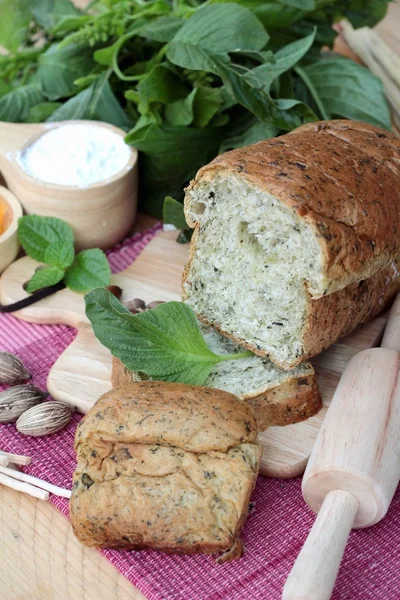 Spinatbrot und frischer Spinat beim Bäcker. — Stockfoto