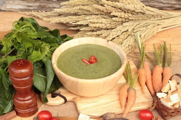 Zuppa di spinaci e cibo sano di deliziosi . — Foto Stock