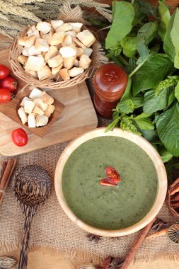 Ispanak çorbası ve lezzetli sağlıklı gıda.