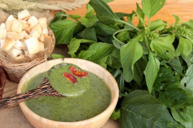 Ispanak çorbası ve lezzetli sağlıklı gıda.