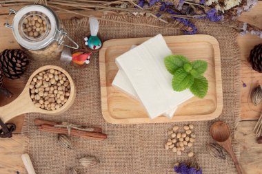 Soya ve soya fasulyesi ahşap arka plan üzerinde.