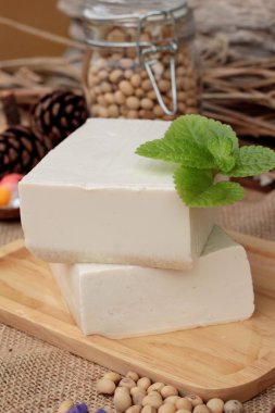 Soya ve soya fasulyesi ahşap arka plan üzerinde.