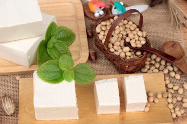 Soya ve soya fasulyesi ahşap arka plan üzerinde.