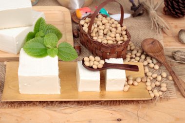 Soya ve soya fasulyesi ahşap arka plan üzerinde.