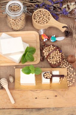 Soya ve soya fasulyesi ahşap arka plan üzerinde.