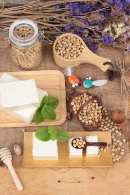 Soya ve soya fasulyesi ahşap arka plan üzerinde.