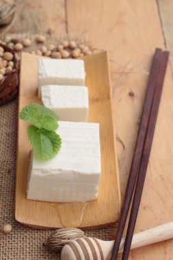 Soya ve soya fasulyesi ahşap arka plan üzerinde.