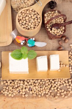 Soya ve soya fasulyesi ahşap arka plan üzerinde.