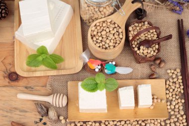 Soya ve soya fasulyesi ahşap arka plan üzerinde.