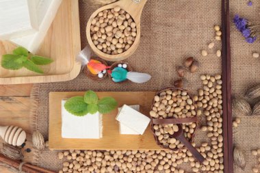 Soya ve soya fasulyesi ahşap arka plan üzerinde.