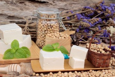 Soya ve soya fasulyesi ahşap arka plan üzerinde.