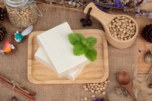 Tofu et soja sur fond de bois . — Photo