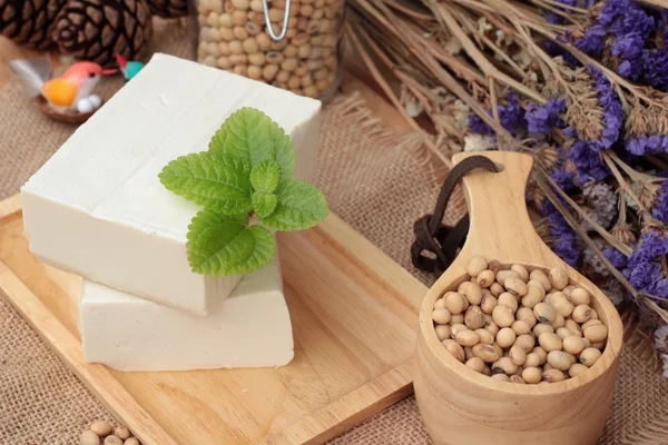 Tofu y soja sobre fondo de madera . — Foto de Stock